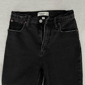 Abercrombie Curve Love Ultra High Rise Ankle Straight Jeans in Black